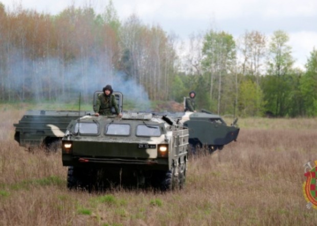 Стотици танкове и бойни машини пристигнат в Беларус от Русия