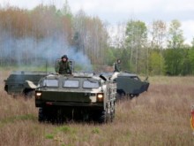 Стотици танкове и бойни машини пристигнат в Беларус от Русия