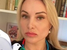 Адвокатът на журналистката Марина Овсянникова потвърди, че е избягала от Русия
