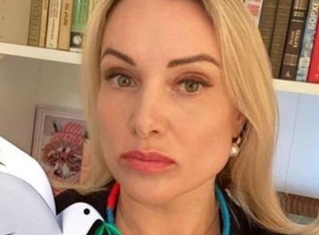 Руската журналистка Марина Овсянникова, която беше под домашен арест заради