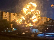 Военен самолет падна върху жилищна сграда в руски град