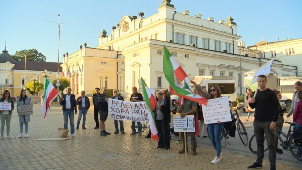 Граждани излязоха на протест в София заради смъртта на иранката