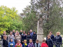 Деца от ДГ "Иванка Ботева" във Велико Търново почистиха паметника на своя патрон