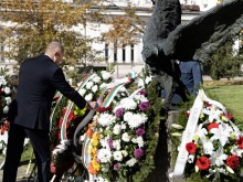 Държавният глава Румен Радев отдаде почит пред паметта на загиналите военни парашутисти