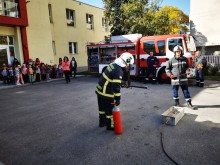 Пловдивски пожарникари учат деца как да се евакуират
