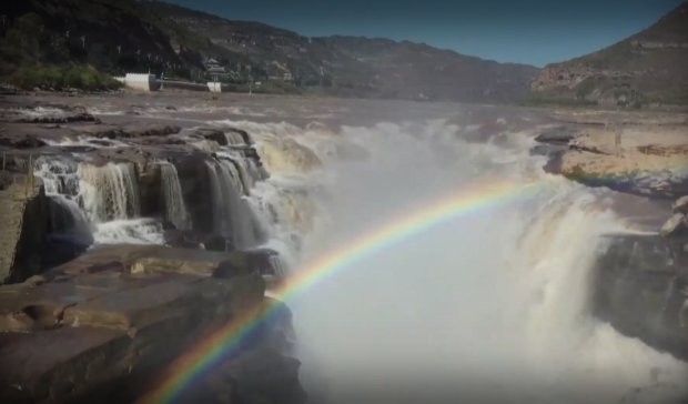 Уникално природно чудо спря дъха на десетките туристи Водната каскада