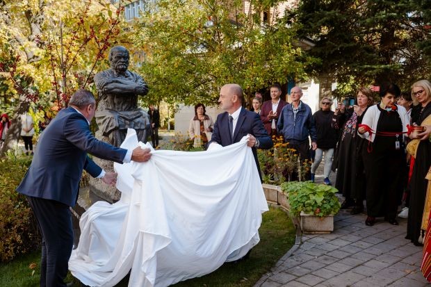 Откриха паметник на хирурга Николай Иванович Пирогов