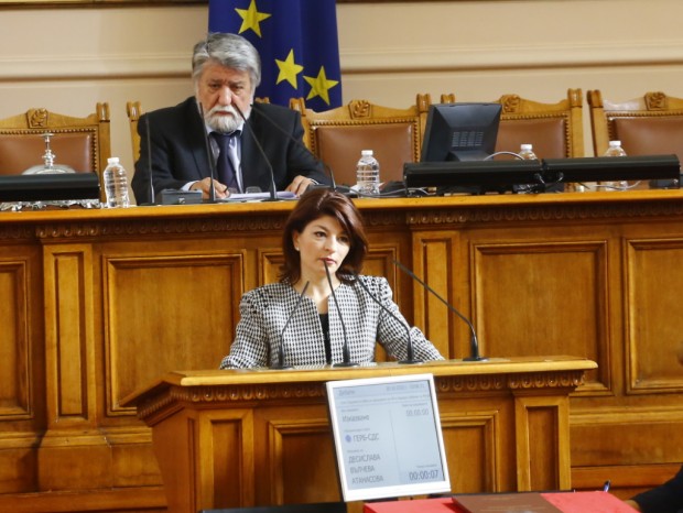 Десислава Атанасова: Да се обединим около един критерий за избора на председател - най-възрастният