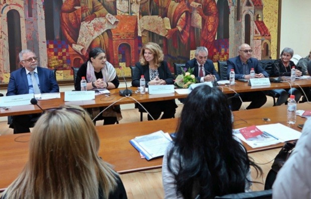 Над два часа вицепрезидентът Илияна Йотова дискутира с ромски момичета