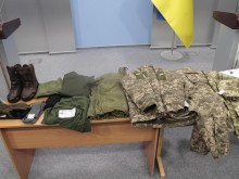 Великобритания доставя 25 000 комплекта зимни униформи на украинските войници