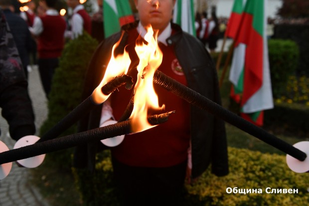 Както преди 100 години: Сливен чества учителя Чинтулов с факелно шествие