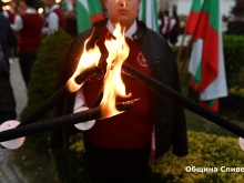 Както преди 100 години: Сливен чества учителя Чинтулов с факелно шествие