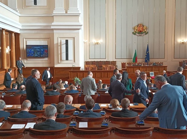 Депутатите започнаха предложените кандидатури за председател на Народното събрание предаде