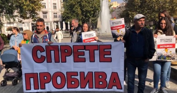 </TD
>Пловдивчани се събраха пред сградата на община Пловдив, за да