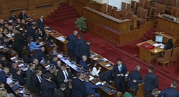 Единодушно депутатите избраха председателите на Народното събрание предаде репортер на