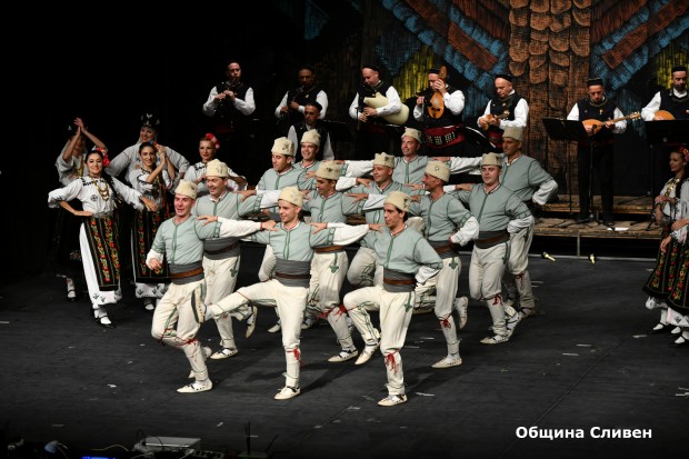След концерта за Димитровден, Общината отново покани ансамбъл "Пирин" да гостува в Сливен