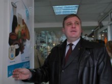 Обвиняват Каракачанов, че ликвидира ВМРО