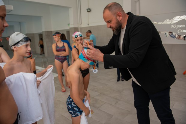Деца показаха умения по плуване пред шампиона Петър Стойчев при отварянето на закрития басейн в Сливен 