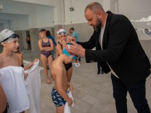 Деца показаха умения по плуване пред шампиона Петър Стойчев при отварянето на закрития басейн в Сливен 