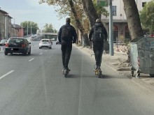 Младежи с тротинетки по булевард вбесиха шофьор