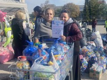 Жители на "Западен" се включиха с 60 килограма капачки в кампанията за закупуване на линейка за деца