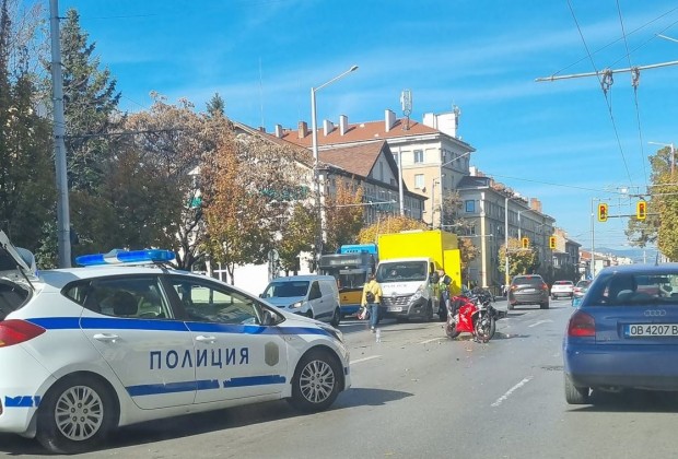 Мотоциклет и автомобил се удариха в центъра на столицата
