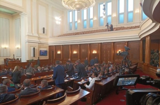 Народното събрание ще заседава извънредно във вторник  В дневния ред