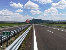 Временно е ограничено движението в активната лента от км 37 до км 39 на АМ "Тракия" в посока София