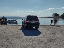 Украински джип на метри от морето в Несебър запали мрежата