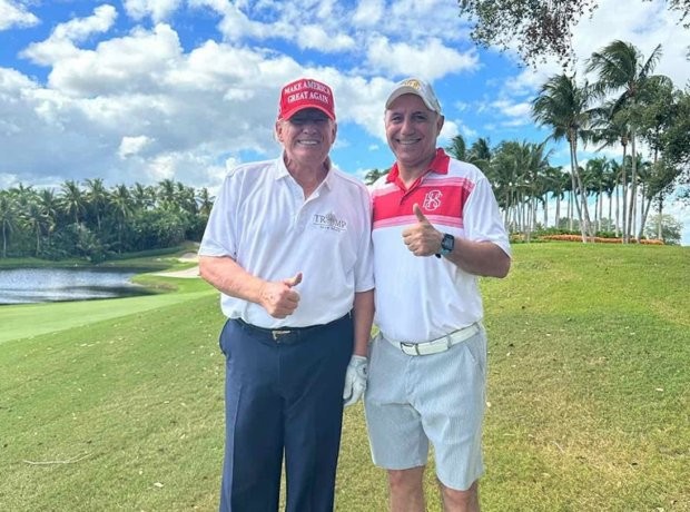 Христо Стоичков игра голф с бившия американски президент - милиардера
