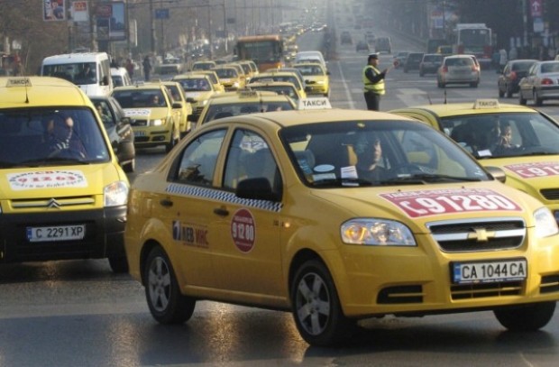 Таксиметрови шофьори излизат на протест пред сградата на Столична община