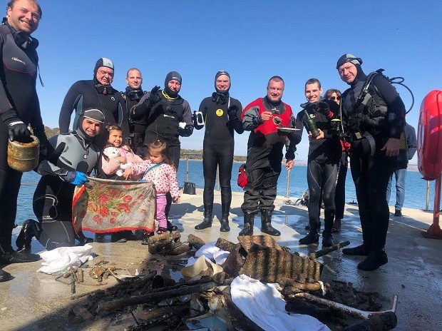 Водолази извадиха десетки килограми отпадъци от морето край Моста в Бургас