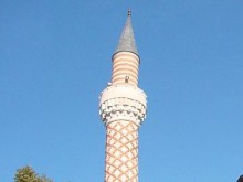Минаре падна и уби 36 души по време на петъчна молитва