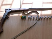 Незаконно притежавана пушка "Тула" и 33 ловни патрони 16 калибър са иззети от частен дом в село Риш