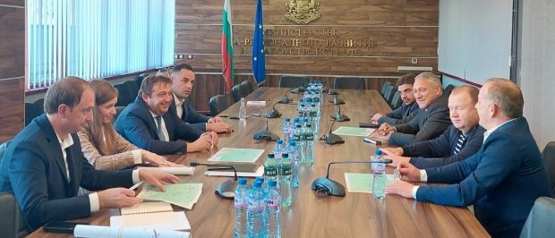 Министър Шишков се срещна с представители на транспортния бранш заради предстоящо затваряне на част от пътя Мездра – Ботевград