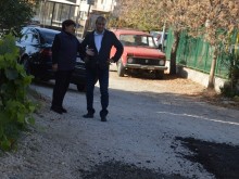 По разпореждане на кмета Илко Стоянов започна благоустрояване на улици на земна основа в кварталите на Благоевград