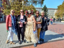 Във флашмоба на Държавна опера Варна "Изтеглете "Дама Пика"!" печеливши карти изтеглиха 52 варненци