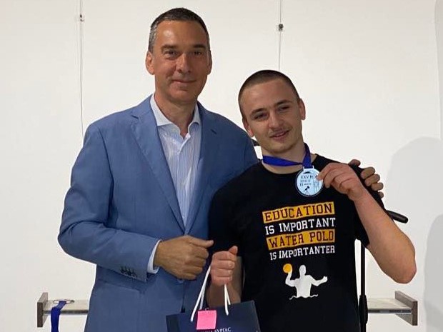 </TD
>Бургаският ученик от Природоматематическата гимназия Константин Кръстев спечели сребърен медал