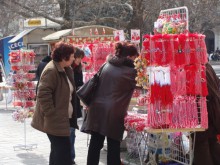 Щандове с мартенички украсиха Главната