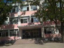 Учители в елитно училище в Пловдив ходят неподходящо облечени? Ученици недоволстват и за униформите