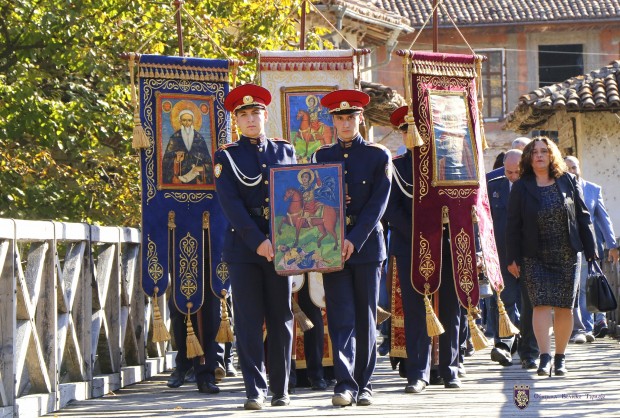Стотици се включиха в празнично шествие в Деня на св. Димитър във Велико Търново