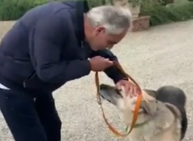 Известният италиански тенор Андреа Бочели осинови куче, спасено след освобождението