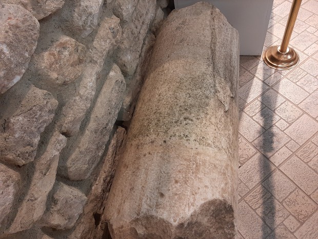 В "Двореца" в Балчик се съхранява древнотракийска каменна колона с надпис, разчетен от специалисти