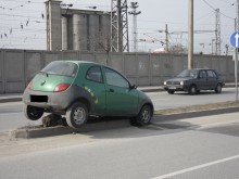 Дамски автомобил остана на две гуми