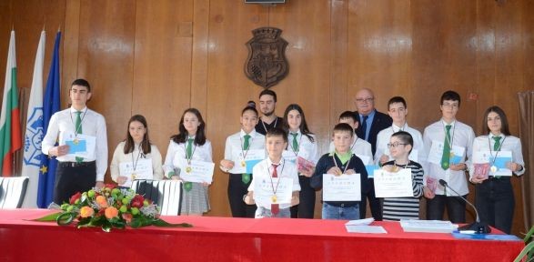 Наградиха победителите в Димитровденското математическо състезание във Видин