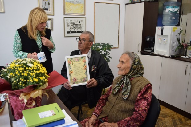 Баба София е новият столетник на Бургас, получи специални пожелания от кмета Димитър Николов
