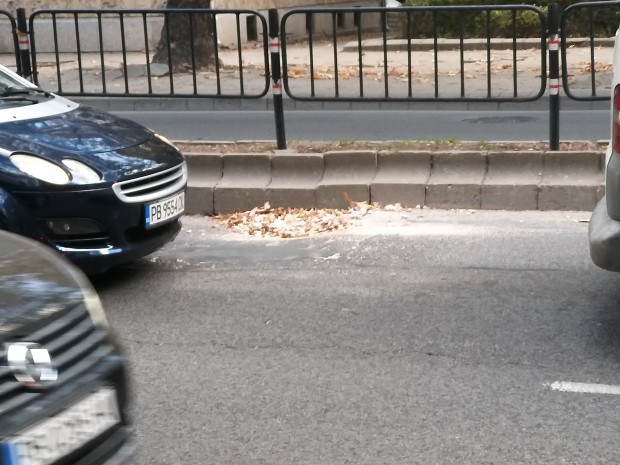 </TD
>Дупка на една от най-натоварените пътни артерии в Пловдив -