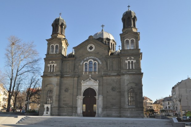Непълнолетен бургазлия откраднал медна обшивка от покрива на храм "Св. св. Кирил и Методий"!