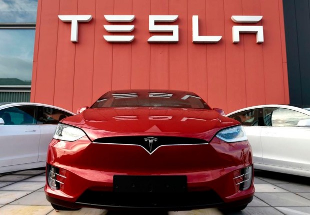 В САЩ разследват Tesla заради технология за автопилот
