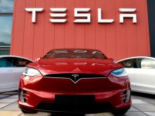 В САЩ разследват Tesla заради технология за автопилот